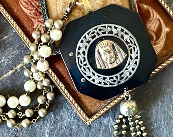 Colgante de hebilla de cinturón egipcio raro, escudo de celuloide del faraón rey Tutankamón, collar antiguo de perlas de vidrio de triple hebra, cierre frontal