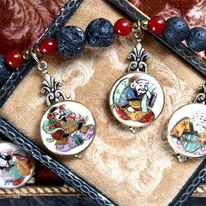 7 Dioses de la Fortuna Toshikane Arita porcelana siete botones Satsuma collar antiguo ensamblaje joyería buena suerte asiática pintada a mano Japón Tokio