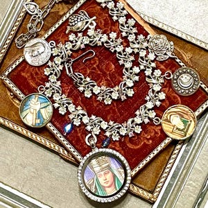 La Suma Sacerdotisa La Papesse Carta del Tarot María Shekhinah Collar joyería Popesse espiritual inspiración ensamblaje lectura madre divina