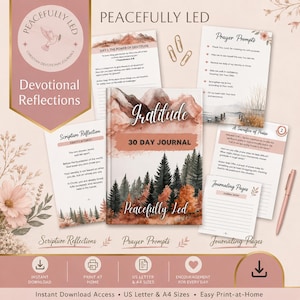 Op de afbeelding: Een verzameling devotionele tijdschriften en prompts. Het centrale tijdschrift, getiteld "Gratitude 30 Day Journal", toont een boslandschap en de woorden "Peacefully Led". Extra pagina's zijn "Scripture Reflections", "Prayer Prompts" en "Journaling Pages".