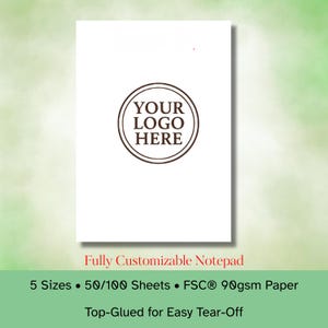Könnte beinhalten: Ein weißer Notizblock mit einem braunen kreisförmigen Logo mit der Aufschrift "YOUR LOGO HERE". Der Notizblock ist mit "Fully Customizable Notepad" beschriftet und enthält Details zu Größen, Blättern, Papierart und Abreißdesign.