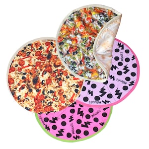 Könnte beinhalten: Vier runde Spielmatten mit Pizza-Motiven. Eine Matte zeigt ein Peperoni-Pizza-Design, eine andere hat ein Gemüse-Pizza-Design, und zwei Matten haben ein rosa-schwarzes Blitzmuster. Auf den Matten steht das Wort "MOUGEE".