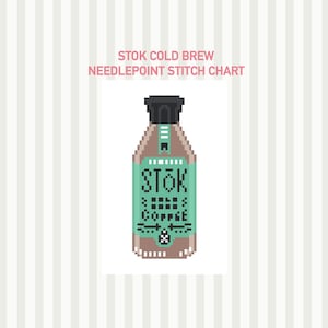 Op de afbeelding: Een gepixeld kruissteekdiagram met een fles Stōk Cold Brew-koffie. De fles is bruin met een turquoise label met de tekst "Stōk Cold Brew Coffee". De tekst "Stōk Cold Brew Needlepoint Stitch Chart" staat boven de fles.