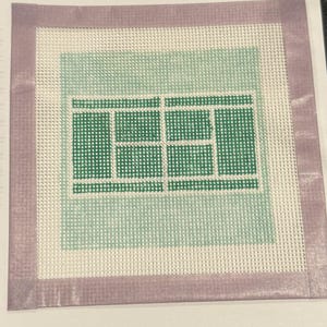 Könnte beinhalten: Eine Gobelin-Leinwand mit einem Tennisplatz-Design. Der Platz ist in Grün- und Weißtönen gehalten, vor einem hellblauen Hintergrund. Die Leinwand ist mit einem lavendelfarbenen Rand versehen, ideal für ein DIY-Projekt.