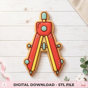 Può includere: Un biscotto a forma di compasso da disegno, decorato con glassa rossa, gialla e azzurra. Il design presenta un elemento circolare centrale, due lunghe aste con accenti gialli e piccoli dettagli circolari. Testo: DIGITAL DOWNLOAD - STL FILE.