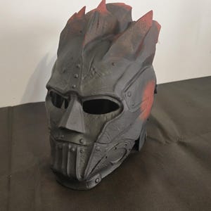 Réplica del casco de Aerion Targaryen inspirado en el Caballero de los Siete Reinos