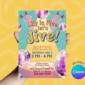 Puede incluir: Una colorida invitación para una fiesta de cumpleaños con temática disco. El diseño presenta bolas de discoteca, focos y el texto "Lily is Five let's Jive!". La invitación incluye los detalles de la fiesta y es editable con Canva.