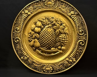 Piatto decorativo vintage in ottone con cestino di frutta e decorazione a sbalzo a forma di ananas, 35,5 cm (14").
