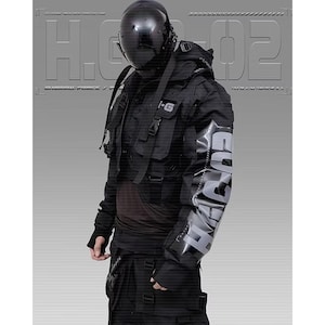 Puede incluir: Chaqueta táctica negra con múltiples bolsillos, correas y una capucha. La chaqueta presenta el texto "H.02" y "GURAH" en la manga. La persona lleva un casco negro y pantalones negros. El estilo general es futurista e inspirado en lo militar.
