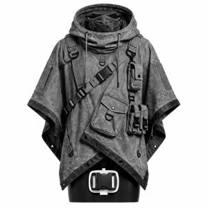 Puede incluir: Un poncho con capucha de color gris carbón que presenta múltiples bolsillos utilitarios, correas ajustables con hebillas de plástico y una mascarilla a juego. La prenda incluye anillas en D, paneles laterales reforzados y una textura desgastada.