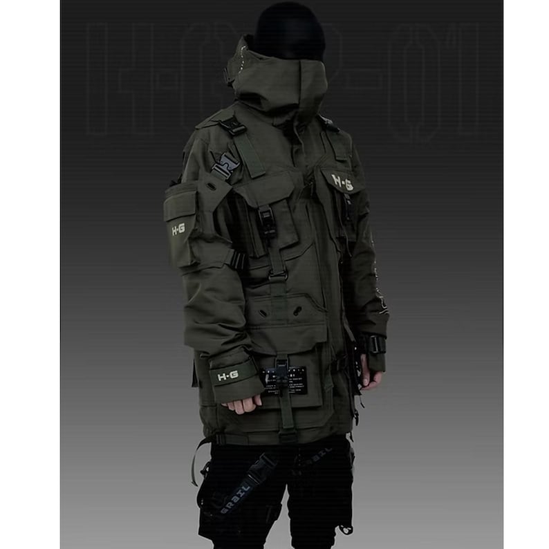 Puede incluir: Chaqueta t&aacute;ctica verde oliva con m&uacute;ltiples bolsillos, correas y cuello alto. La chaqueta presenta el texto "H-G" en varios bolsillos y un gorro negro. La chaqueta forma parte de una l&iacute;nea de ropa futurista o de inspiraci&oacute;n militar.