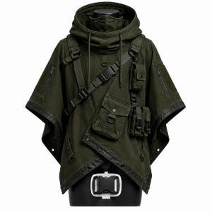 Puede incluir: Un poncho con capucha de color verde oliva que presenta un cuello alto, múltiples bolsillos utilitarios, correas ajustables con hebillas de plástico negro y compartimentos con cremallera en las mangas, además de anillas en D y un borde oscuro.