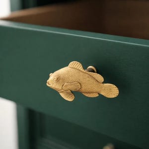 Tirador de puerta creativo de latón con forma de pez payaso: diseño único inspirado en el océano, herrajes de latón artesanales para la decoración del hogar, regalo ideal para inauguración de la casa.