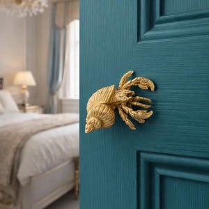 Kreativt dörrhandtag i mässing med havskrabba och eremitkräfta – handgjord marininspirerad skåpknopp, unik inflyttningspresent till heminredning