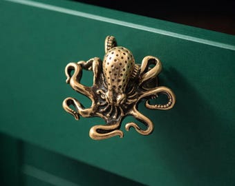 Tirador de puerta de latón con forma de pulpo: pomo de armario artesanal inspirado en calamares y animales marinos, decoración única para el hogar con temática oceánica, regalo de inauguración.