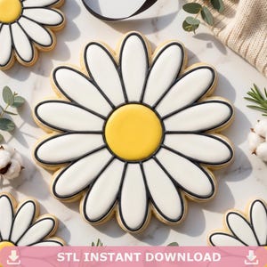 Può includere: Biscotti a forma di margherita con petali bianchi, centro giallo e contorni neri. I biscotti sono disposti su una superficie di marmo, con biscotti aggiuntivi ed elementi decorativi visibili. Il testo "STL INSTANT DOWNLOAD" è incluso.