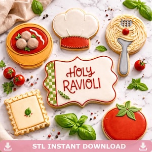 Puede incluir: Una colección de galletas decoradas con forma de alimentos italianos. Incluye un cuenco de albóndigas, un gorro de chef, espaguetis con un tenedor, un ravioli, un tomate y un letrero que dice "Holy Ravioli".