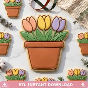Può includere: Biscotti a forma di tulipani in vasi di terracotta. I biscotti hanno tulipani arancioni, gialli e viola con foglie verdi. I biscotti sono su una superficie bianca. Il testo "STL INSTANT DOWNLOAD" è nella parte inferiore dell'immagine.
