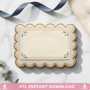 Può includere: Un biscotto rettangolare con bordo smerlato e bordo dorato. Il centro è color crema chiaro con accenti floreali blu in ogni angolo. Sono visibili anche un nastro blu e il testo "STL INSTANT DOWNLOAD".