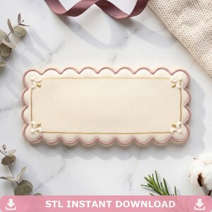 Pode incluir: Um biscoito retangular com borda ondulada, decorado com detalhes em rosa e dourado. O biscoito tem um centro em branco, perfeito para personalização. O texto "STL INSTANT DOWNLOAD" está na parte inferior da imagem.
