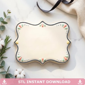 Op de afbeelding: Een crème-kleurige, sierlijke koekjesvorm met een decoratieve grijze rand en pastelaccenten. De koekjesvorm heeft een rechthoekige vorm met geschulpte randen en is versierd met kleine, kleurrijke bloemmotieven. De tekst onderaan luidt "STL INSTANT DOWNLOAD".