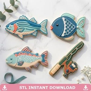 Könnte beinhalten: Vier Kekse in Fischform und ein Angelrutenkeks. Die Fischkekse sind mit blauer, pfirsichfarbener und weißer Glasur verziert. Der Angelrutenkeks ist grün, braun und orange. Der Text "STL INSTANT DOWNLOAD" befindet sich am unteren Rand des Bildes.