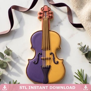 Pode incluir: Um biscoito em forma de violino com um design dividido, apresentando seções roxas e amarelas. O biscoito tem detalhes marrons que delineiam a forma e as cordas. O texto "STL INSTANT DOWNLOAD" está na parte inferior.