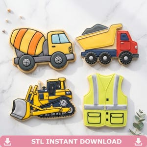 Può includere: Quattro biscotti a tema costruzione: una betoniera, un camion ribaltabile, un bulldozer e un giubbotto di sicurezza. I biscotti sono gialli, arancioni, rossi e blu, con dettagli neri e grigi. Decorati con glassa, su una superficie bianca.