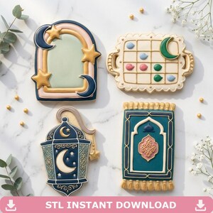 Peut inclure: Quatre biscuits décorés représentant une fenêtre arquée avec des étoiles et des lunes, un plateau quadrillé avec des points colorés et un croissant de lune, une lanterne avec des motifs d'étoiles et de lunes, et un tapis de prière rectangulaire.