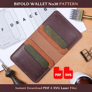 Pode incluir: Padrão de carteira bi-fold aberta com o texto "BIFOLD WALLET No30 PATTERN". A carteira é marrom com detalhes verdes e bege. A imagem também inclui ícones PDF e SVG e o texto "Instant Download PDF & SVG Laser Files".