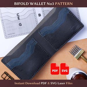 Könnte beinhalten: Ein schwarzes Bifold-Portemonnaie mit blauen Akzenten, offen, um Kartenfächer zu zeigen. Der Text "BIFOLD WALLET No3 PATTERN" steht oben. Das Bild enthält auch PDF- und SVG-Symbole sowie den Text "Instant Download PDF & SVG Laser Files".