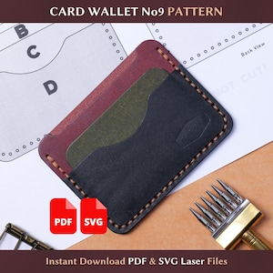 Op de afbeelding: Een leren kaarthouderpatroon in bordeauxrood, olijfgroen en zwart. De portemonnee heeft een gestikte rand en is gelabeld met de tekst "CARD WALLET No9 PATTERN". De afbeelding bevat ook PDF- en SVG-pictogrammen en de tekst "Instant Download PDF & SVG Laser Files".