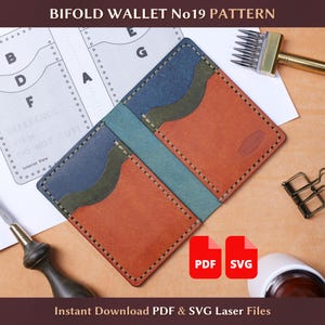 Puede incluir: Cartera bifásica abierta con un diseño multicolor. La cartera presenta secciones de cuero azul, verde y naranja con bordes cosidos. La imagen incluye el texto "BIFOLD WALLET No19 PATTERN" y "Instant Download PDF & SVG Laser Files."