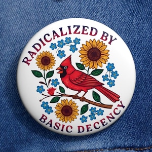 Zradykalizowany przez podstawową przyzwoitość, przypinka z motywem kardynała ptaka | Odznaka aktywisty politycznego | Przypinka na klapę z motywem sztuki protestu