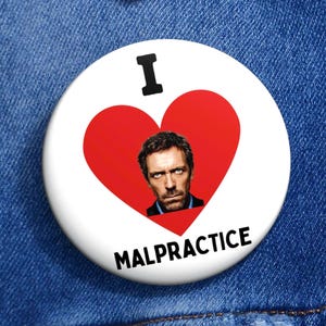 Spilla per appassionati di negligenza medica in Dr. House / Distintivo divertente per fan di serie TV mediche / Spilla umoristica sarcastica sui medici / Accessorio regalo per zaino e giacca