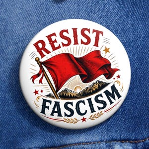 Pode incluir: Um botão redondo branco com as palavras "RESIST FASCISM" em volta de uma bandeira vermelha. A bandeira está em frente a uma cordilheira. O botão está preso a uma jaqueta jeans azul.