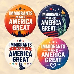 Könnte beinhalten: Vier runde Ansteckbuttons mit dem Text IMMIGRANTS MAKE AMERICA GREAT. Die Designs zeigen einen orangefarbenen Sonnenuntergang mit Stadtsilhouette, einen dunkelblauen Hintergrund mit der Freiheitsstatue, einen weißen Hintergrund mit Herzen und Aquarell.