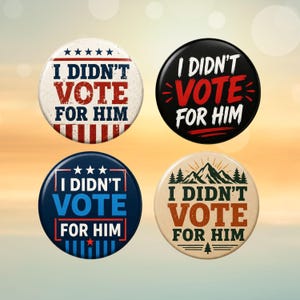 Op de afbeelding: Vier ronde buttons met de tekst "I Didn't Vote For Him" in verschillende ontwerpen. Eén button is wit met rode en blauwe tekst, een andere is zwart met rode en witte tekst, een derde is blauw met witte en rode tekst, en de laatste is beige met bruine tekst.