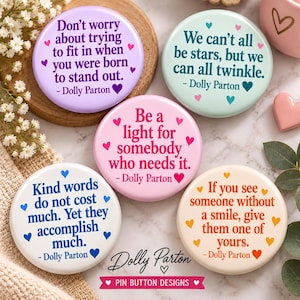 Könnte beinhalten: Fünf runde Ansteckbuttons mit Zitaten von Dolly Parton. Der lavendelfarbene Button zeigt: "Don't worry about trying to fit in when you were born to stand out." Der mintgrüne: "We can't all be stars, but we can all twinkle." Der rosa Button: "Be a light for somebody who needs it." Der weiße: "Kind words do not cost much. Yet they accomplish much." Der cremefarbene: "If you see someone without a smile, give them one of yours."
