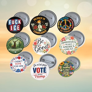 Op de afbeelding: Een verzameling ronde buttons met diverse ontwerpen en tekst. Sommige buttons tonen politieke uitspraken, bloempatronen en zinnen als "Be Good" en "Immigrants Make America Great."