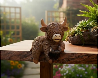 Estatua de resina de vaca de las Tierras Altas – Figura de vaca que abraza una jarra de cerveza – Decoración de patio estilo granja