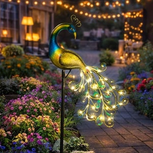 Puede incluir: Una taza de cerámica blanca con asa negra y el texto "But First, Coffee" en negrita negra. La taza se encuentra sobre un fondo borroso, sugiriendo un ambiente acogedor.