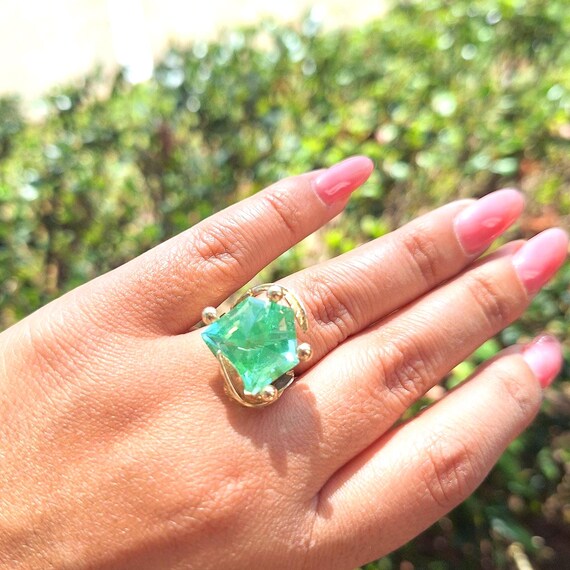 Vintage 14k Solid Gold Ring • Large Faceted Green… - image 8