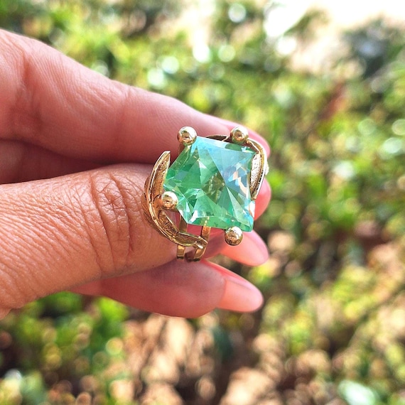 Vintage 14k Solid Gold Ring • Large Faceted Green… - image 1