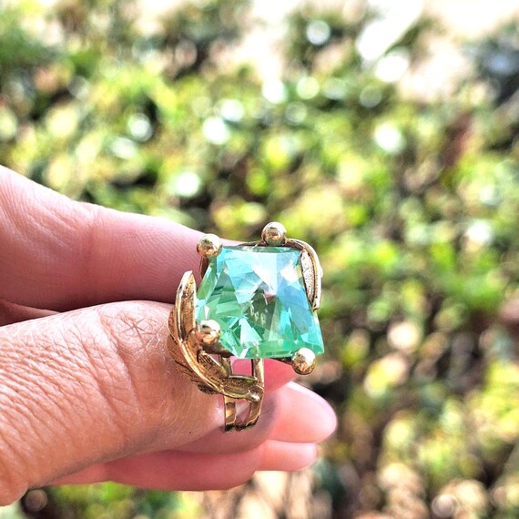 Vintage 14k Solid Gold Ring • Large Faceted Green… - image 3