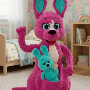 Pode incluir: Um grande canguru rosa de pelúcia com detalhes turquesa nas orelhas e um bebê canguru turquesa em sua bolsa. O canguru tem uma mancha branca no rosto.