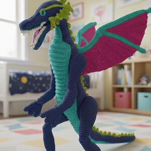 Puede incluir: Un dragón hecho a mano con ganchillo en tonos de azul, turquesa, rosa y verde. El dragón tiene grandes alas, cuernos y una larga cola. El dragón está de pie sobre una alfombra estampada colorida.