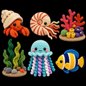 Puede incluir: Una colección de seis criaturas y plantas marinas tejidas a ganchillo que incluye un cangrejo ermitaño naranja con concha beige, un nautilo, coral rojo, algas verdes, una medusa azul claro con tentáculos morados y blancos, y un pez amarillo, azul y blanco.
