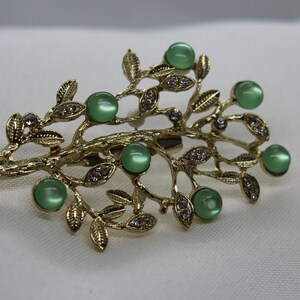 Beautiful Pastel Green Cat&#39;s Eye Flower Brooch