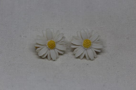 Sweet Little Daisy Earrings